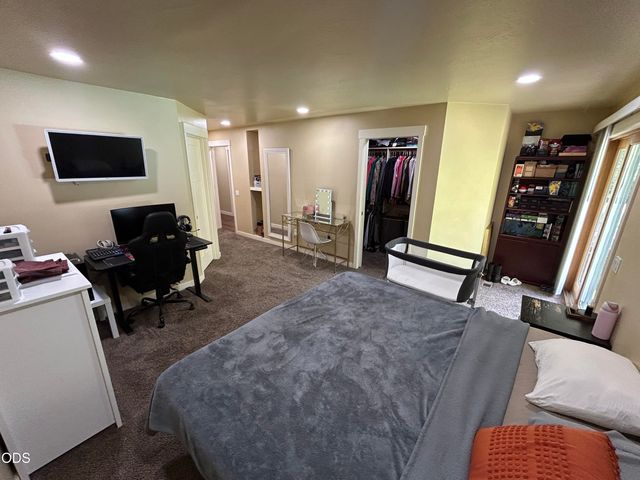 1024 NW Hawthorne Avenue, Grants Pass, OR 97526