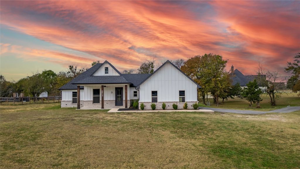 5617 N State Highway 34, Oak Ridge, TX 75142