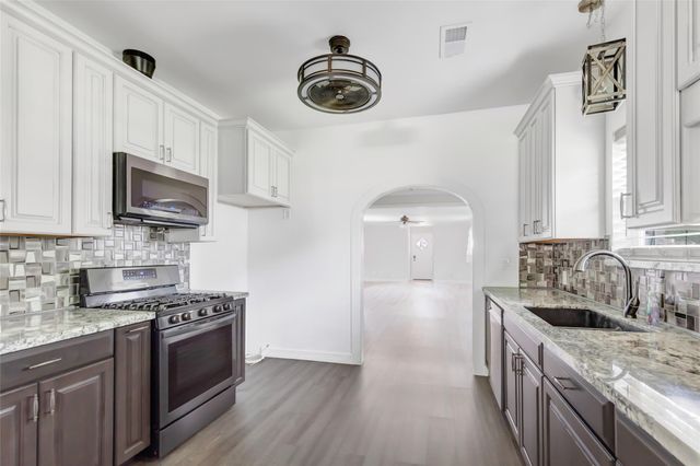 103 W Barrow Street, Dayton, TX 77535