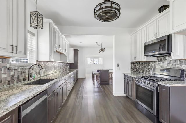 103 W Barrow Street, Dayton, TX 77535