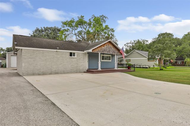 103 W Barrow Street, Dayton, TX 77535