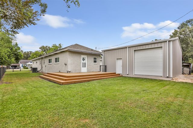 103 W Barrow Street, Dayton, TX 77535