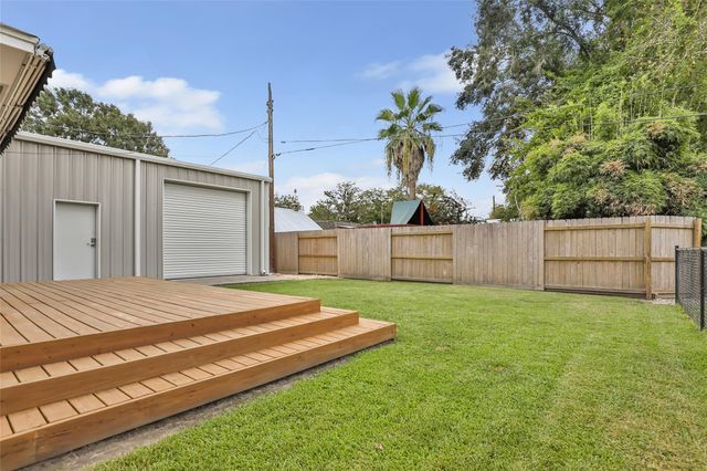 103 W Barrow Street, Dayton, TX 77535