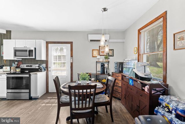 9 BURKE CIR, Hamilton, VA 20158