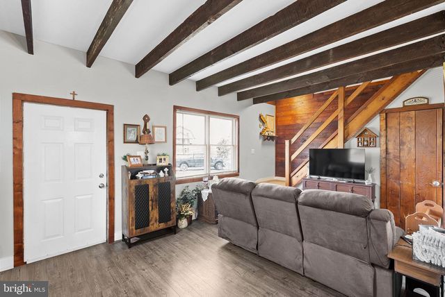 9 BURKE CIR, Hamilton, VA 20158