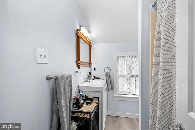 9 BURKE CIR, Hamilton, VA 20158