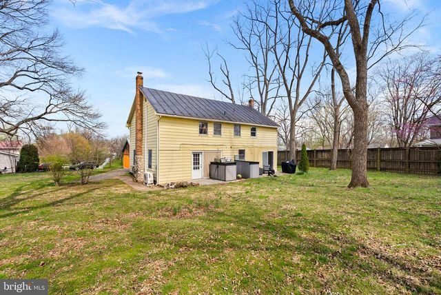 9 BURKE CIR, Hamilton, VA 20158