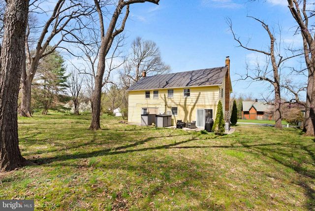 9 BURKE CIR, Hamilton, VA 20158