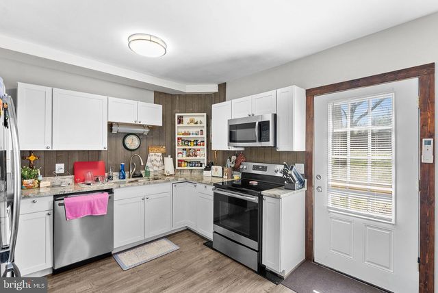 9 BURKE CIR, Hamilton, VA 20158
