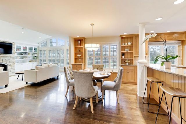 1317 W Grove Street, Arlington Heights, IL 60005