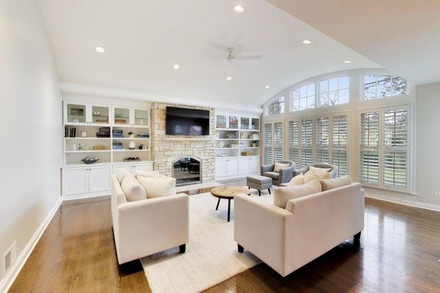 1317 W Grove Street, Arlington Heights, IL 60005