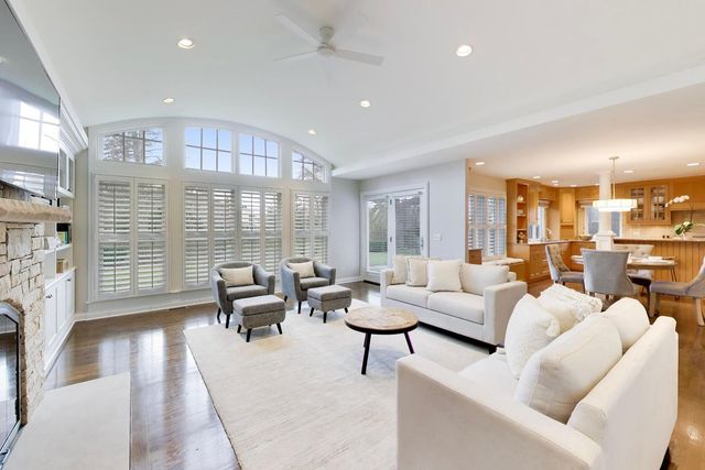 1317 W Grove Street, Arlington Heights, IL 60005