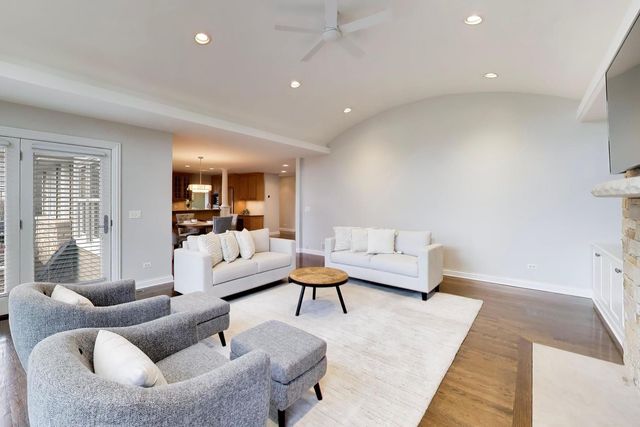 1317 W Grove Street, Arlington Heights, IL 60005