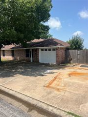 281 N Laramie Circle, Pilot Point, TX 76258