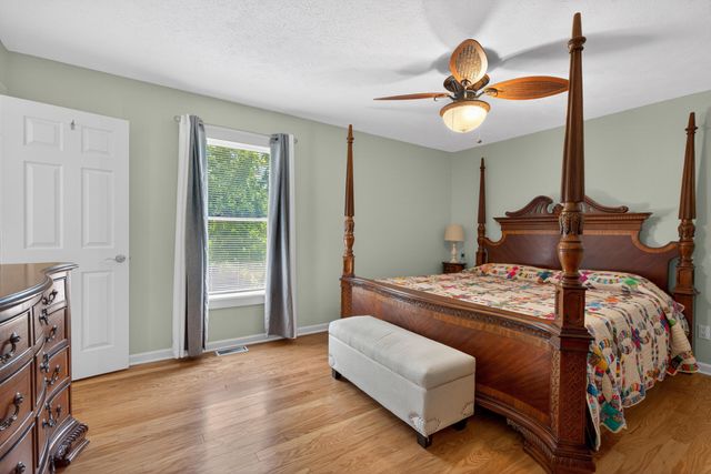 1136 Chinoe Road, Lexington, KY 40502