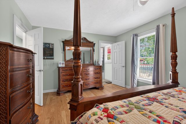 1136 Chinoe Road, Lexington, KY 40502
