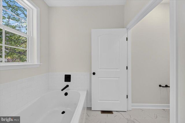 126 HICKORY LN, Bumpass, VA 23024