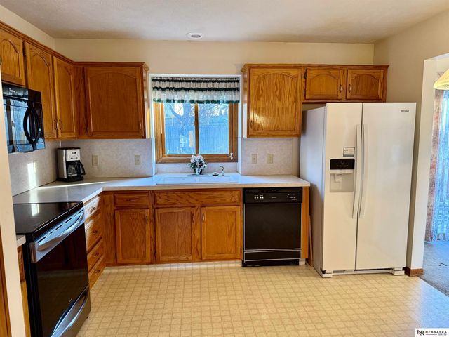 5763 N 130th Street, Omaha, NE 68164