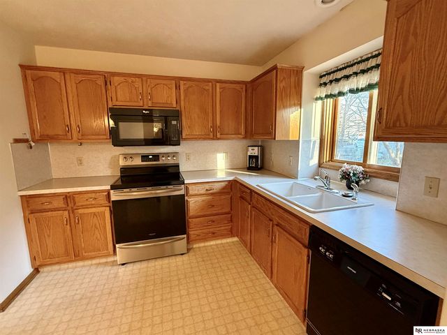 5763 N 130th Street, Omaha, NE 68164