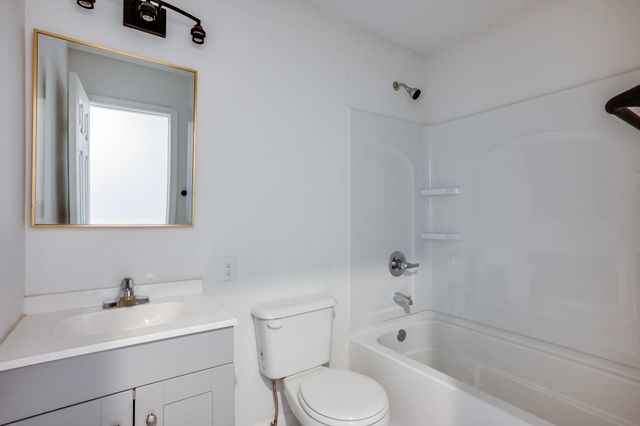 502 N Summitlawn Ln, Wichita, KS 67212