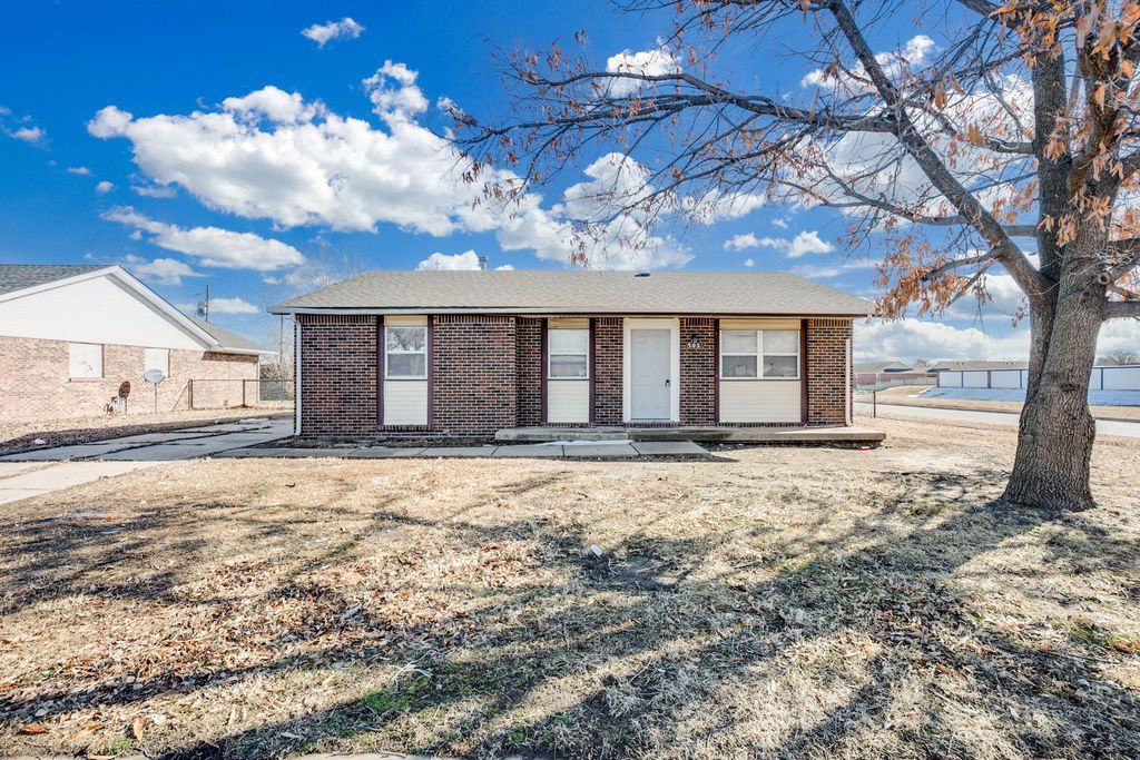502 N Summitlawn Ln, Wichita, KS 67212