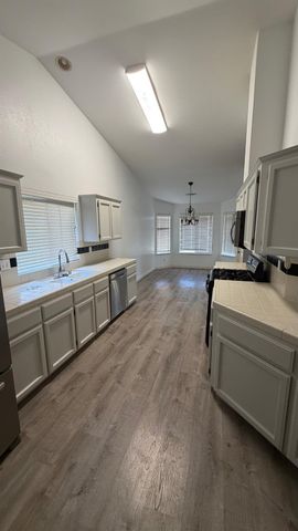 5398 W Robinson Avenue, Fresno, CA 93722