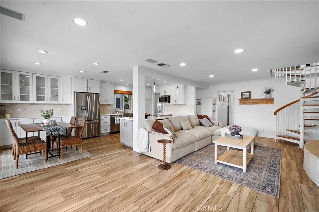 2528 University Drive, Newport Beach, CA 92660