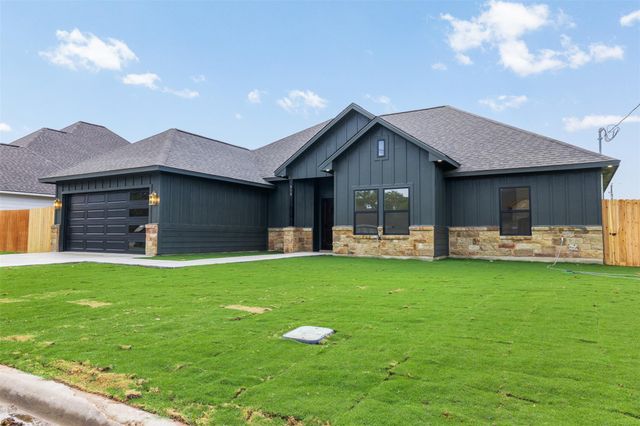 330 Cactus ST, Giddings, TX 78942