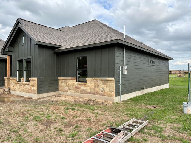 330 Cactus ST, Giddings, TX 78942