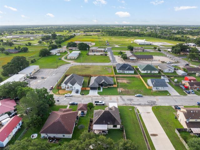 330 Cactus ST, Giddings, TX 78942