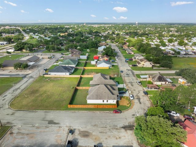 330 Cactus ST, Giddings, TX 78942