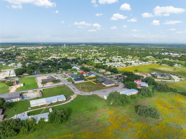330 Cactus ST, Giddings, TX 78942