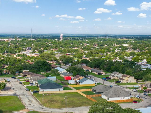 330 Cactus ST, Giddings, TX 78942