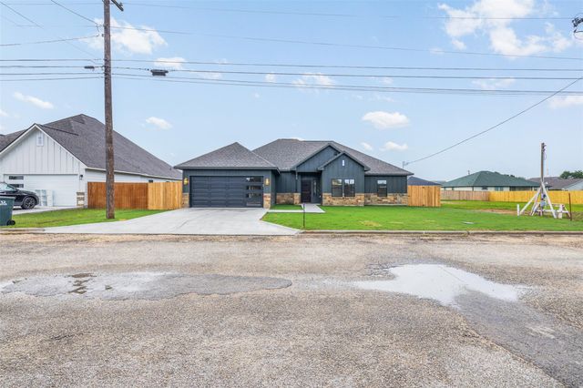 330 Cactus ST, Giddings, TX 78942
