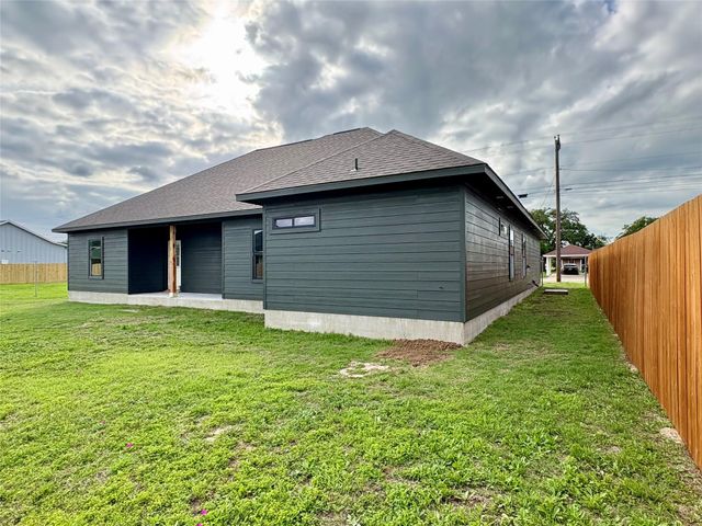 330 Cactus ST, Giddings, TX 78942