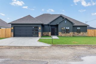 330 Cactus ST, Giddings, TX 78942