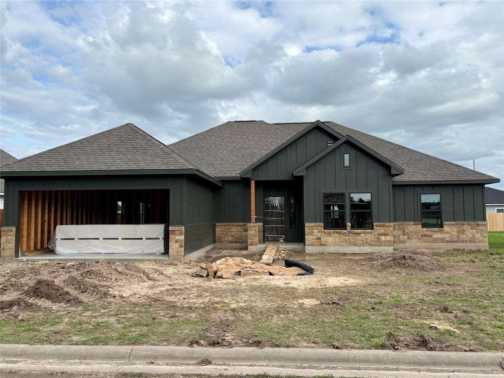 330 Cactus ST, Giddings, TX 78942