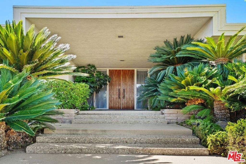3031 Elvido Drive, Los Angeles, CA 90049 — photo 2
