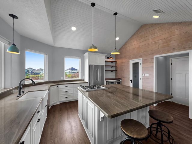 943 Sand Dune Drive, Crystal Beach, TX 77650