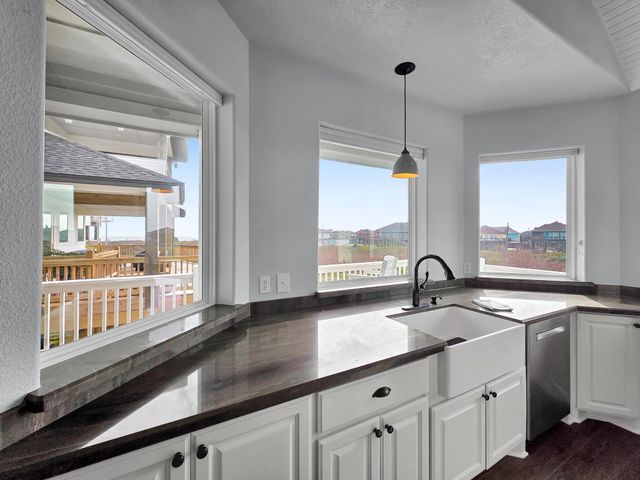 943 Sand Dune Drive, Crystal Beach, TX 77650