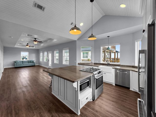 943 Sand Dune Drive, Crystal Beach, TX 77650