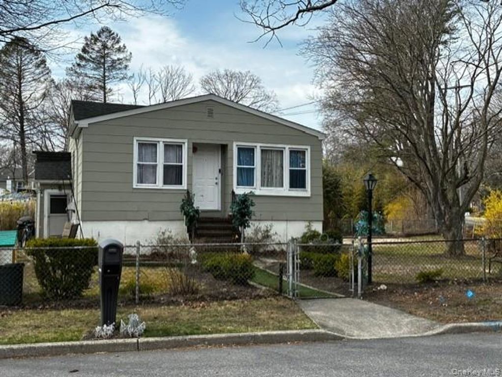 99 Central Avenue, Port Jefferson, NY 11776