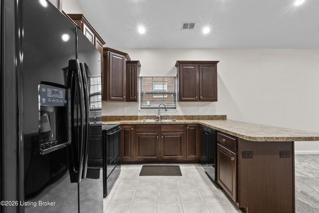 6436 Clover Trace Cir, Louisville, KY 40216