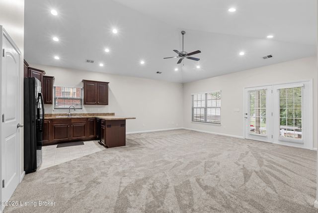 6436 Clover Trace Cir, Louisville, KY 40216