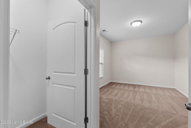 6436 Clover Trace Cir, Louisville, KY 40216