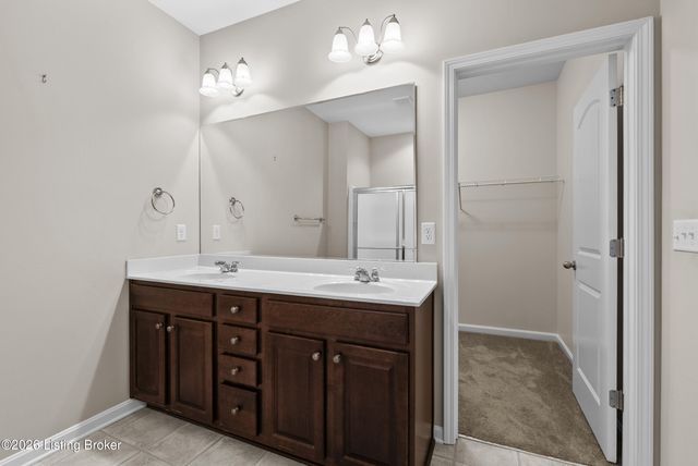 6436 Clover Trace Cir, Louisville, KY 40216