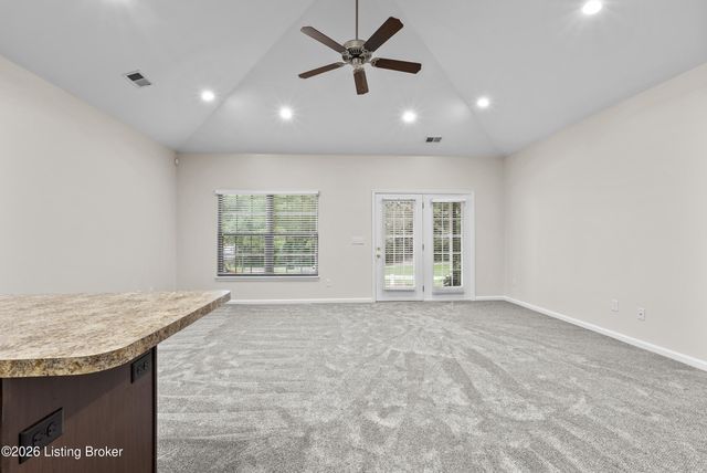 6436 Clover Trace Cir, Louisville, KY 40216