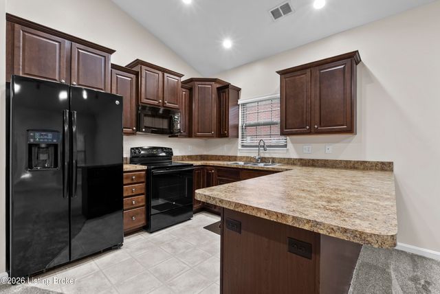 6436 Clover Trace Cir, Louisville, KY 40216