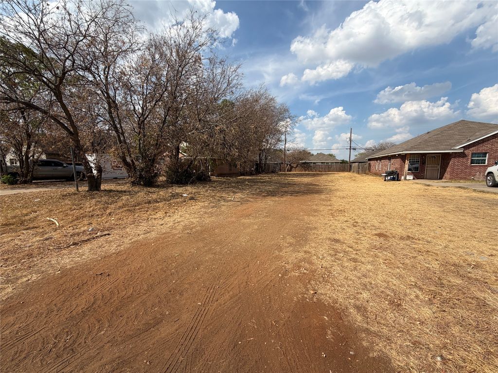 1417 E Robert Street, Fort Worth, TX 76104