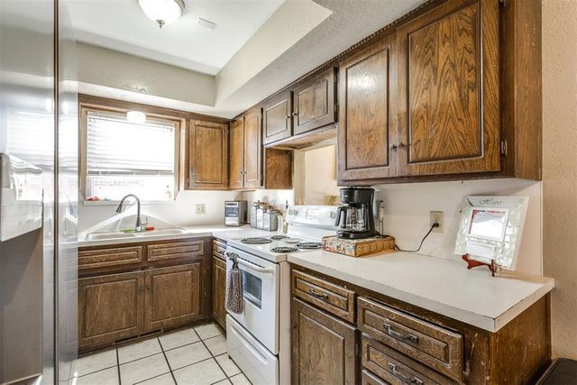 10321 Hollyhead Way, Yukon, OK 73099